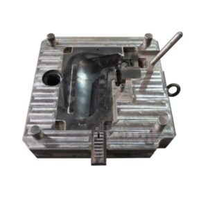 Ein Metallformwerkzeug mit einer gebogenen Vertiefung für Teile sowie Ausrichtungsstiften und Griffen.