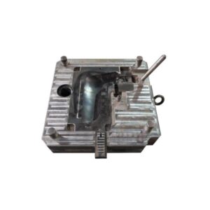 Rechteckige Metallform mit zylindrischen Löchern, vier Eckpfosten und einem seitlichen Hebel auf weißem Hintergrund.