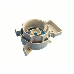 Mechanisches Kunststoffteil mit runden/abgewinkelten Abschnitten, Befestigungspunkten und einem teilweise sichtbaren blauen Bauteil auf weißem Hintergrund.