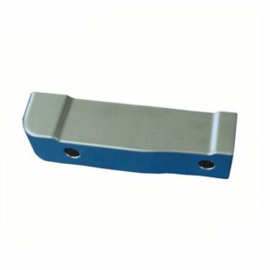 Rechteckige Metallhalterung mit zwei Löchern und einer leichten Biegung auf schlichtem weißem Hintergrund.