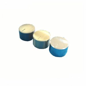 Auf weißem Untergrund sind drei Zylinder mit metallischen Oberteilen und unterschiedlich blauen Seiten aufgereiht.
