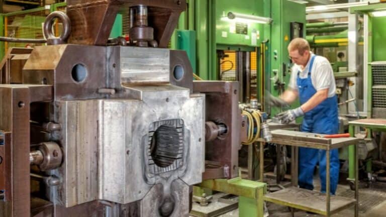 máquina de fundição sob pressão em operação