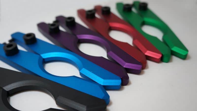 Komplexe Anodisierung von Aluminiumteilen in verschiedenen Farben