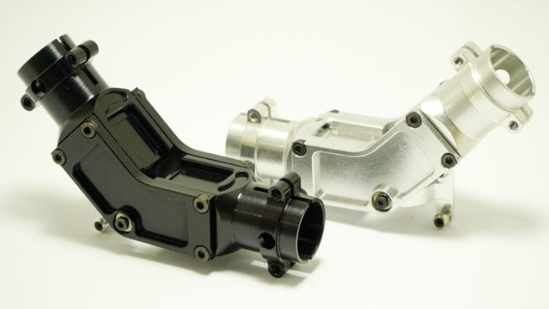 zwei eloxierte bearbeitete Teile