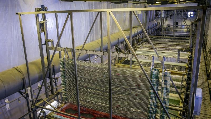 Piezas de aluminio durante el proceso de grabado