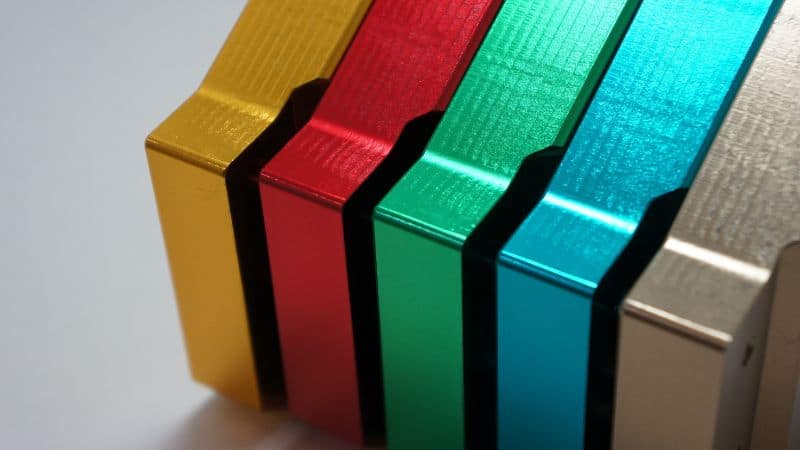 cinco piezas de aluminio anodizado