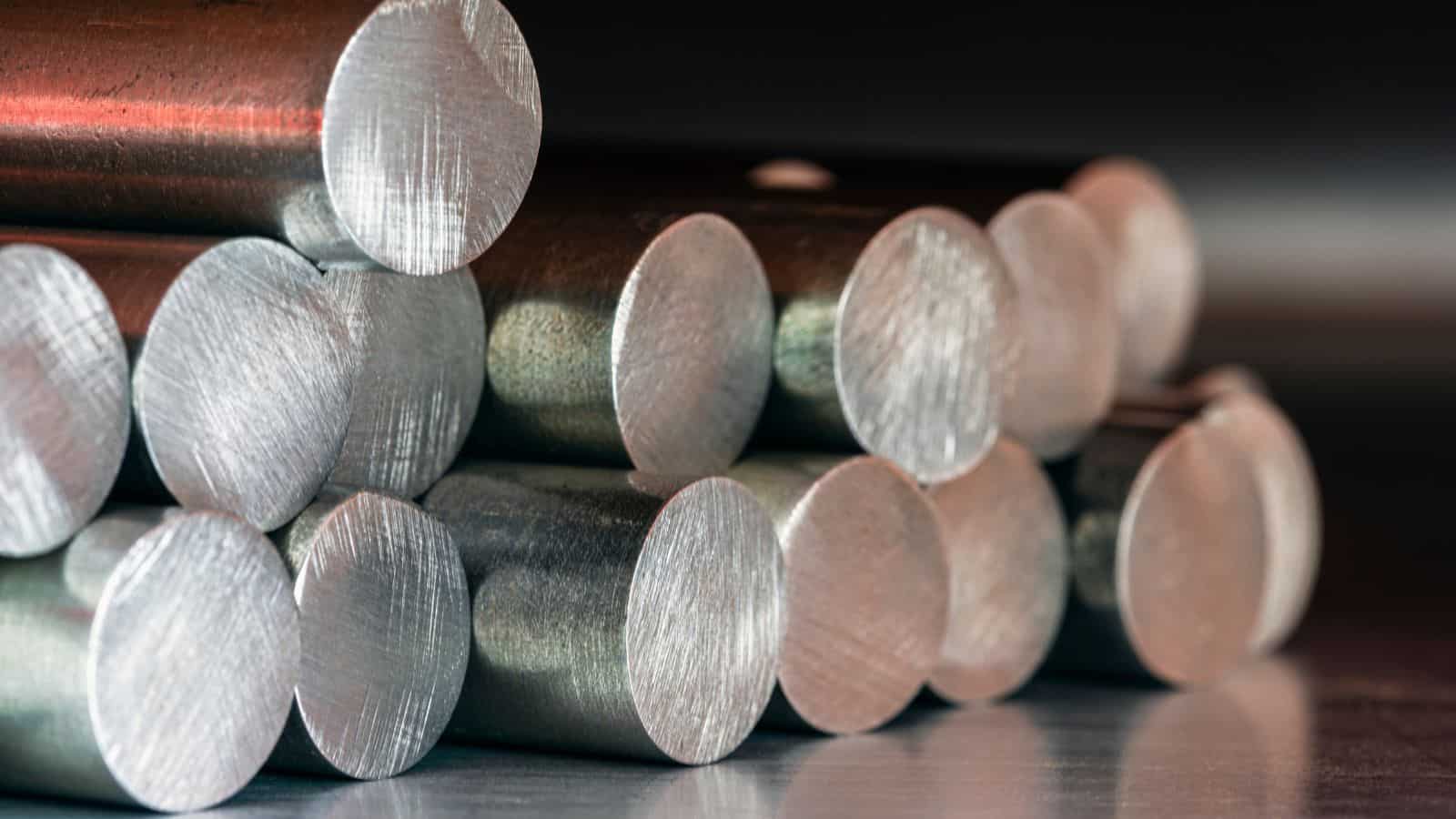 une pile de barres d'acier