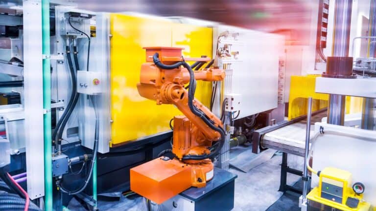 o mașină automată de turnare sub presiune cu braț robotic